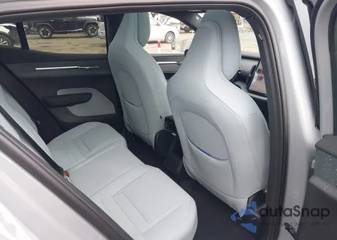 2025 Volvo Ex30 Ultra Twin Motor Performance, Fully Electric z USA, uszkodzony, nr VIN YV4EK3ZL5S2604873